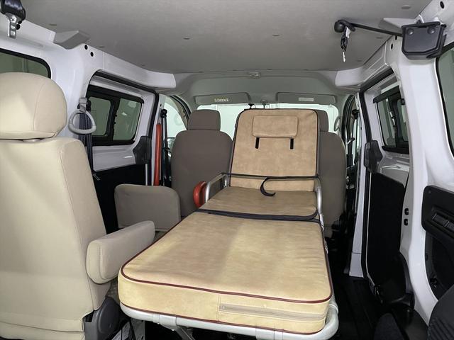 ＮＶ２００バネットバン 　福祉車両・手動スロープ・２台積・６人乗・走行７９千Ｋ・電動ウィンチ・左オートステップ・左右スライドドア・リヤクーラー・ＰＶガラス・Ｂカメラ・キーレス・無線ウィンチリモコン・車イス後退防止ベルト・禁煙車（28枚目）