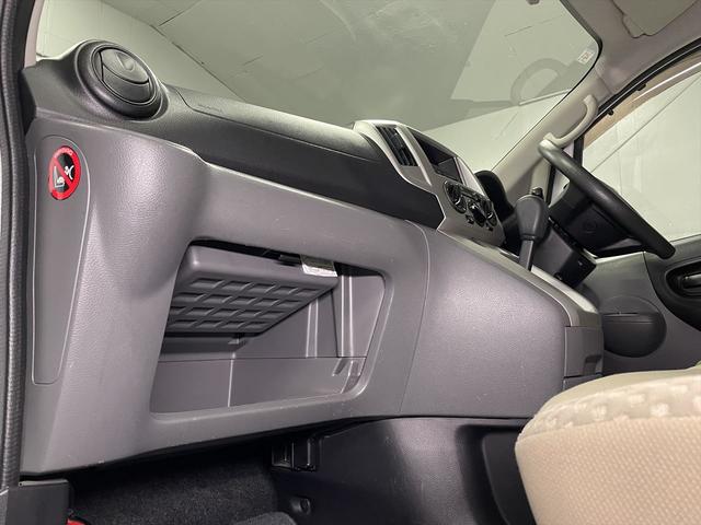 ＮＶ２００バネットバン 　福祉車両・手動スロープ・２台積・６人乗・走行７９千Ｋ・電動ウィンチ・左オートステップ・左右スライドドア・リヤクーラー・ＰＶガラス・Ｂカメラ・キーレス・無線ウィンチリモコン・車イス後退防止ベルト・禁煙車（36枚目）