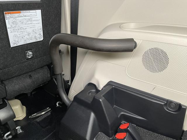 シエンタ 　１．５Ｘ　福祉車両・手動スロープ１台積４人乗・走行１０千Ｋ・タイプ２・１．５列目仕様・ＴＳＳ・ストレッチャー乗車カノウ・純正ＴＶナビ・プッシュスタート・ニールダウン・電動車イス固定装置１．５列目３列目（32枚目）
