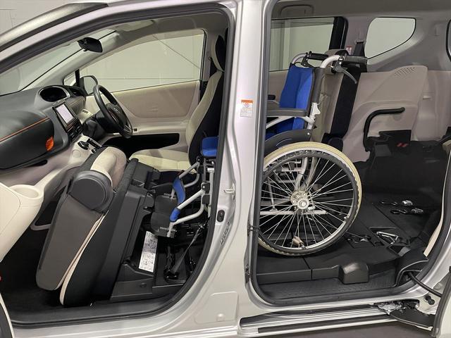 シエンタ 　１．５Ｘ　福祉車両・手動スロープ１台積４人乗・走行１０千Ｋ・タイプ２・１．５列目仕様・ＴＳＳ・ストレッチャー乗車カノウ・純正ＴＶナビ・プッシュスタート・ニールダウン・電動車イス固定装置１．５列目３列目（35枚目）