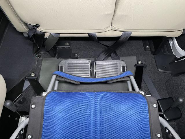 ＮＶ２００バネットバン 　福祉車両・手動スロープ・１台積・７人乗・リヤクーラー・ＰＶガラス・左側スライドドア連動オートステップ・アシストグリップ・キーレス・車イス後退防止ベルトサード・電動車イス固定装置サード・左右スライドドア（17枚目）