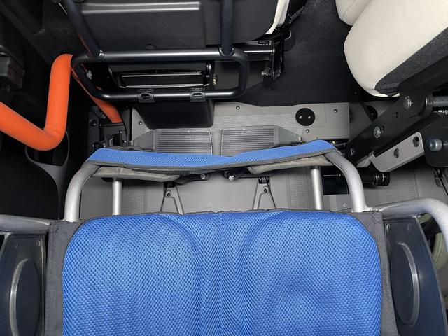 キャラバン 　福祉車両・電動リフター・４台積・１０人乗・登録済未使用車・エマージェンシーブレーキ・アラウンドビューモニター・メッキ格納ウィンカーミラー・ＰＶガラス・ストレッチャー乗車カノウ・電動車イス固定装置４台（17枚目）