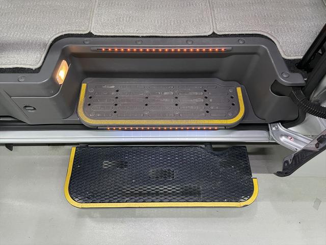 NV350キャラバンワゴン  福祉車両・送迎使用車・10人乗・走行28千K・ハイルーフ車・左電動スライドドア・左オートステップ・アシストグリップ・ナビ・TV・Bカメラ・禁煙車・PVガラス・リヤクーラー・リヤヒーター・オートライト(5枚目)