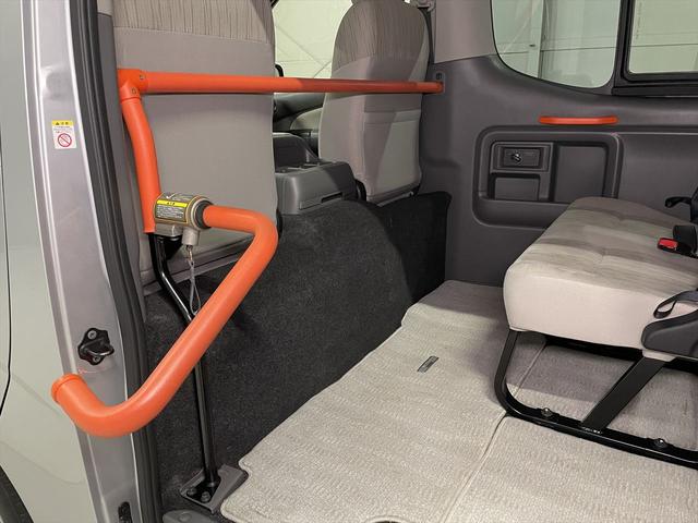 NV350キャラバンワゴン  福祉車両・送迎使用車・10人乗・走行28千K・ハイルーフ車・左電動スライドドア・左オートステップ・アシストグリップ・ナビ・TV・Bカメラ・禁煙車・PVガラス・リヤクーラー・リヤヒーター・オートライト(7枚目)