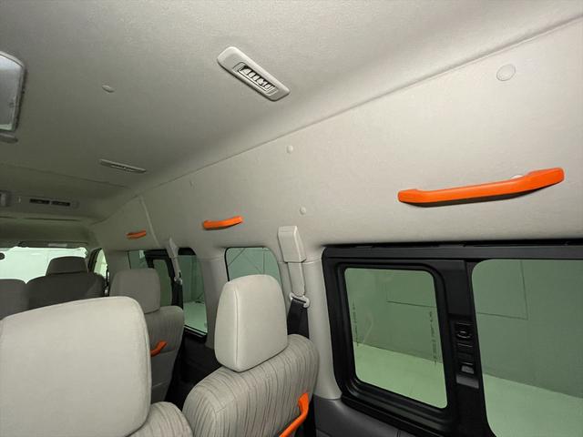 NV350キャラバンワゴン  福祉車両・送迎使用車・10人乗・走行28千K・ハイルーフ車・左電動スライドドア・左オートステップ・アシストグリップ・ナビ・TV・Bカメラ・禁煙車・PVガラス・リヤクーラー・リヤヒーター・オートライト(11枚目)