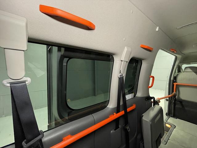 NV350キャラバンワゴン  福祉車両・送迎使用車・10人乗・走行28千K・ハイルーフ車・左電動スライドドア・左オートステップ・アシストグリップ・ナビ・TV・Bカメラ・禁煙車・PVガラス・リヤクーラー・リヤヒーター・オートライト(13枚目)