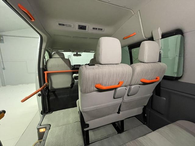 NV350キャラバンワゴン  福祉車両・送迎使用車・10人乗・走行28千K・ハイルーフ車・左電動スライドドア・左オートステップ・アシストグリップ・ナビ・TV・Bカメラ・禁煙車・PVガラス・リヤクーラー・リヤヒーター・オートライト(17枚目)