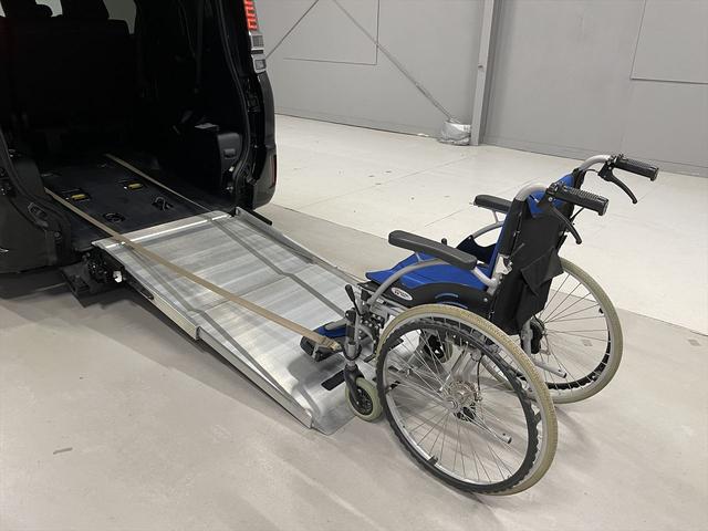 ヴォクシー ZS 福祉車両・手動スロープ・1台積・8人乗・トヨタセーフティセンス・左右電動スライドドア・プッシュスタート・スマートキー・ナビ・TV・Bカメラ・ニールダウン・電動ウィンチサード・電動車イス固定装置(7枚目)