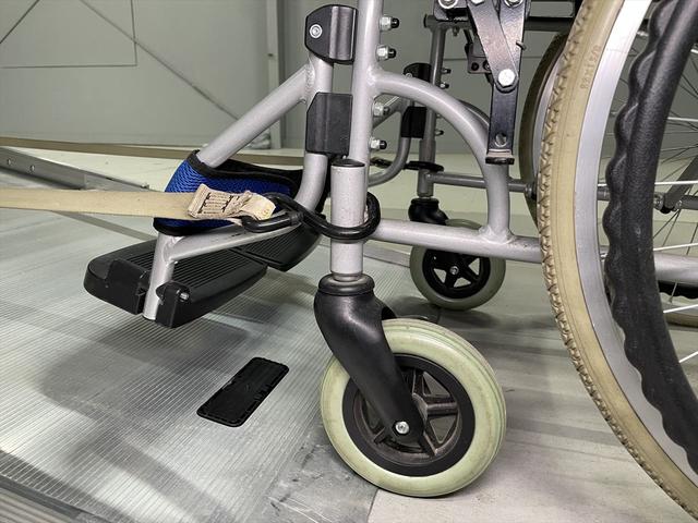 ヴォクシー ZS 福祉車両・手動スロープ・1台積・8人乗・トヨタセーフティセンス・左右電動スライドドア・プッシュスタート・スマートキー・ナビ・TV・Bカメラ・ニールダウン・電動ウィンチサード・電動車イス固定装置(9枚目)