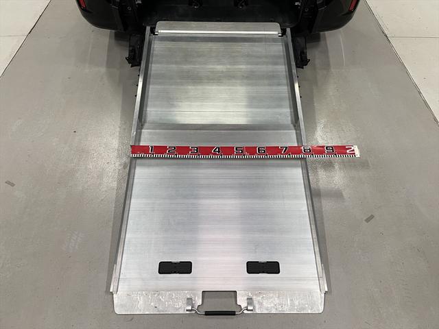 ヴォクシー ZS 福祉車両・手動スロープ・1台積・8人乗・トヨタセーフティセンス・左右電動スライドドア・プッシュスタート・スマートキー・ナビ・TV・Bカメラ・ニールダウン・電動ウィンチサード・電動車イス固定装置(11枚目)