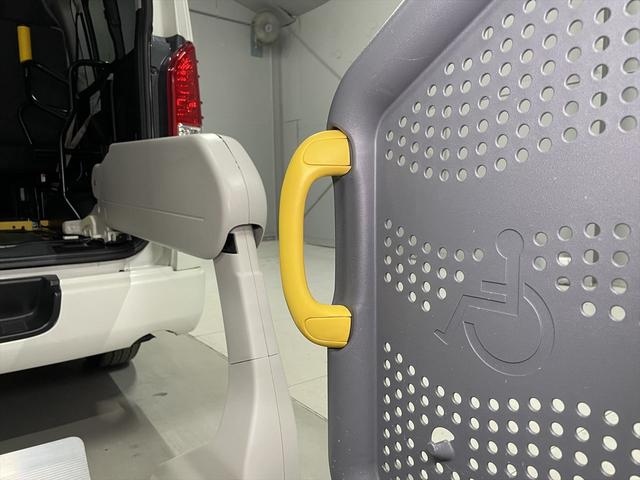 ハイエースバン 福祉車両・電動リフター・1台積・10人乗・走行19千K・Cタイプ・トヨタセーフティセンス・PVガラス・左オートステップ・アシストグリップ・ラジオ・電動車イス固定装置1台・車イス収納スペース・キーレス(15枚目)