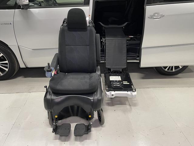 エスティマ アエラス 福祉車両・後席脱着式電動リフトUPシート・7人乗・走行18千K・ハイブリッド・4WD・電動車イス仕様・運転席パワーシート・左右電動スライドドア・プッシュスタート・スマートキー・TV・ナビ(5枚目)