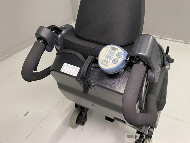 エスティマ アエラス 福祉車両・後席脱着式電動リフトUPシート・7人乗・走行18千K・ハイブリッド・4WD・電動車イス仕様・運転席パワーシート・左右電動スライドドア・プッシュスタート・スマートキー・TV・ナビ(9枚目)