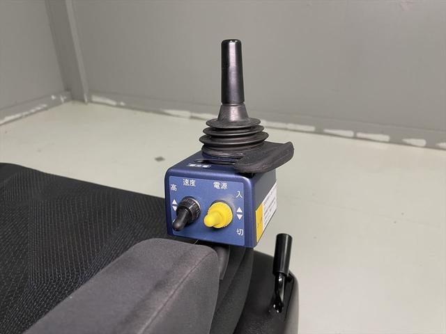 エスティマ アエラス 福祉車両・後席脱着式電動リフトUPシート・7人乗・走行18千K・ハイブリッド・4WD・電動車イス仕様・運転席パワーシート・左右電動スライドドア・プッシュスタート・スマートキー・TV・ナビ(11枚目)