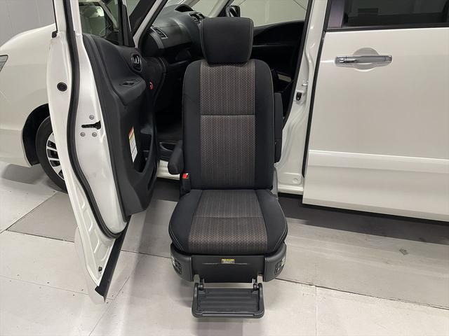 セレナ 　ハイウェイスター　福祉車両・助手席リフトＵＰシート・８人乗・Ｓ－ＨＶ・エマージェンシーブレーキ・リモコン有・全方位型モニター・ＴＶ・ナビ・Ｂモニター・後席モニター・左右電動スライドドア・ＥＴＣ（3枚目）