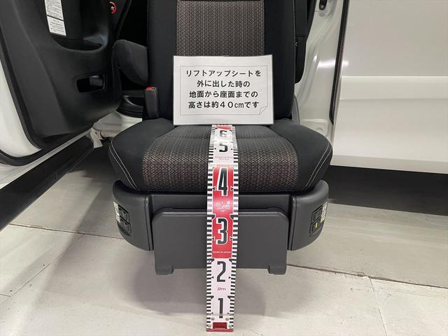 セレナ 　ハイウェイスター　福祉車両・助手席リフトＵＰシート・８人乗・Ｓ－ＨＶ・エマージェンシーブレーキ・リモコン有・全方位型モニター・ＴＶ・ナビ・Ｂモニター・後席モニター・左右電動スライドドア・ＥＴＣ（9枚目）