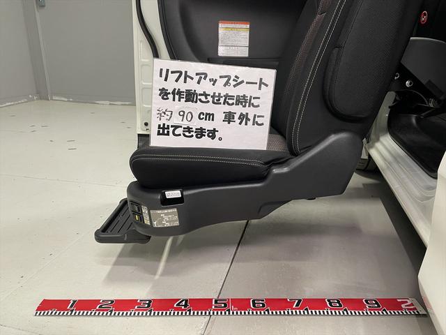 セレナ 　ハイウェイスター　福祉車両・助手席リフトＵＰシート・８人乗・Ｓ－ＨＶ・エマージェンシーブレーキ・リモコン有・全方位型モニター・ＴＶ・ナビ・Ｂモニター・後席モニター・左右電動スライドドア・ＥＴＣ（11枚目）