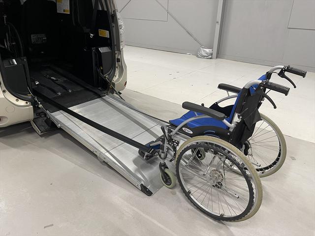 ヴォクシー 福祉車両・電動スロープ・2台積・7人乗・走行64千K・タイプ1・TV・ナビ・Bカメラ・左電動スライドドア・左オートステップ・キーレス・ニールダウン・電動ウィンチセカンドサード・無線ウィンチリモコン(9枚目)