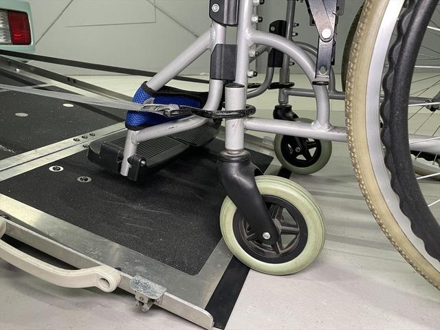 エブリイワゴン 　福祉車両・手動スロープ・１台積・４人乗・走行５９千Ｋ・スズキセーフティサポート・リヤ分割シート・リクライニング車椅子乗車カノウ・左電動オートステップ・プッシュスタート・スマートキー・ナビＴＶ・Ｂカメラ（7枚目）