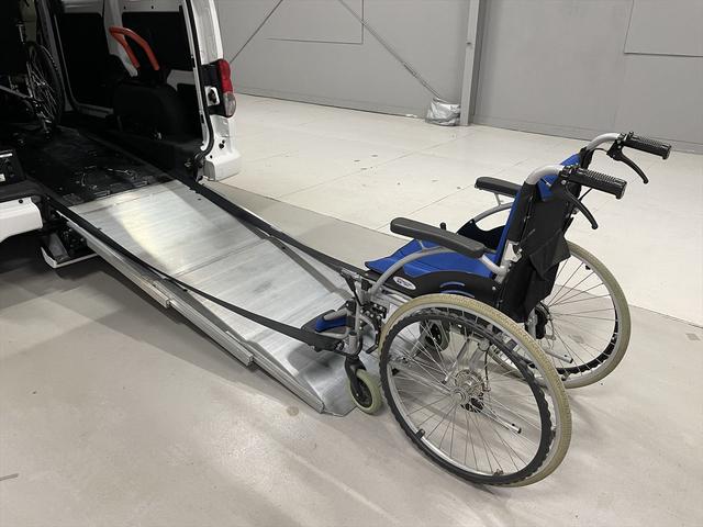 ＮＶ２００バネットワゴン 　福祉車両・手動スロープ・２台積・６人乗・走行７１千Ｋ・左オートステップ・ＥＴＣ・ナビ・ストラーダ・ＴＶ・ドラレコ・アシストグリップ・電動ウィンチセカンド・無線ウィンチリモコン・車椅子後退防止装置サード（9枚目）