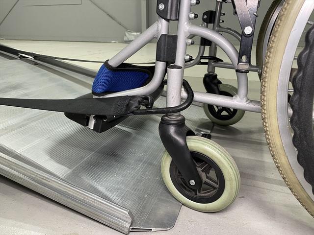 ＮＶ２００バネットワゴン 　福祉車両・手動スロープ・２台積・６人乗・走行７１千Ｋ・左オートステップ・ＥＴＣ・ナビ・ストラーダ・ＴＶ・ドラレコ・アシストグリップ・電動ウィンチセカンド・無線ウィンチリモコン・車椅子後退防止装置サード（11枚目）