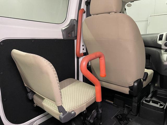 ＮＶ２００バネットワゴン 　福祉車両・手動スロープ・２台積・６人乗・走行７１千Ｋ・左オートステップ・ＥＴＣ・ナビ・ストラーダ・ＴＶ・ドラレコ・アシストグリップ・電動ウィンチセカンド・無線ウィンチリモコン・車椅子後退防止装置サード（28枚目）