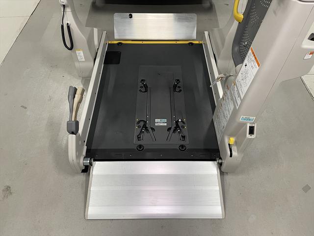 レジアスエースバン 　福祉車両・電動リフター・２台積・１０人乗・Ｂタイプ・トヨタセーフティセンス・左電動スライドドア・ＴＶ・ナビ・左オートステップ・キーレス・ＰＶガラス・アシストグリップ・ストレッチャー乗車カノウ・禁煙車（3枚目）