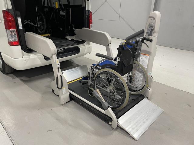 レジアスエースバン 　福祉車両・電動リフター・２台積・１０人乗・Ｂタイプ・トヨタセーフティセンス・左電動スライドドア・ＴＶ・ナビ・左オートステップ・キーレス・ＰＶガラス・アシストグリップ・ストレッチャー乗車カノウ・禁煙車（5枚目）