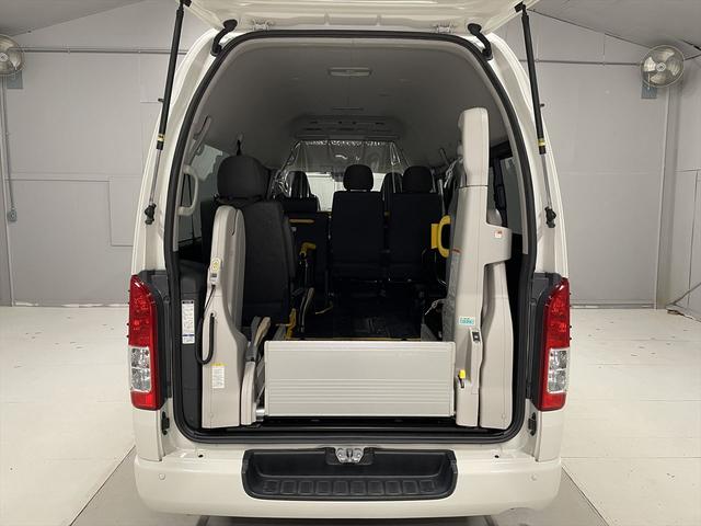 レジアスエースバン 　福祉車両・電動リフター・２台積・１０人乗・Ｂタイプ・トヨタセーフティセンス・左電動スライドドア・ＴＶ・ナビ・左オートステップ・キーレス・ＰＶガラス・アシストグリップ・ストレッチャー乗車カノウ・禁煙車（7枚目）