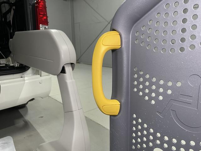 レジアスエースバン 　福祉車両・電動リフター・２台積・１０人乗・Ｂタイプ・トヨタセーフティセンス・左電動スライドドア・ＴＶ・ナビ・左オートステップ・キーレス・ＰＶガラス・アシストグリップ・ストレッチャー乗車カノウ・禁煙車（9枚目）