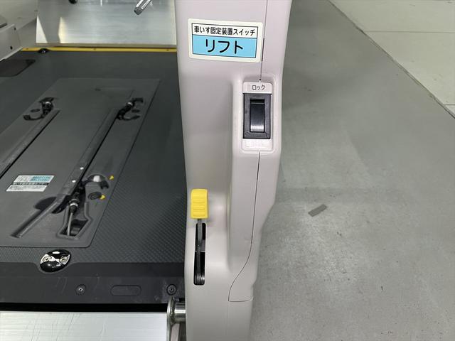 レジアスエースバン 　福祉車両・電動リフター・２台積・１０人乗・Ｂタイプ・トヨタセーフティセンス・左電動スライドドア・ＴＶ・ナビ・左オートステップ・キーレス・ＰＶガラス・アシストグリップ・ストレッチャー乗車カノウ・禁煙車（13枚目）