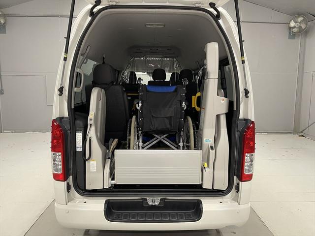 レジアスエースバン 　福祉車両・電動リフター・２台積・１０人乗・Ｂタイプ・トヨタセーフティセンス・左電動スライドドア・ＴＶ・ナビ・左オートステップ・キーレス・ＰＶガラス・アシストグリップ・ストレッチャー乗車カノウ・禁煙車（15枚目）