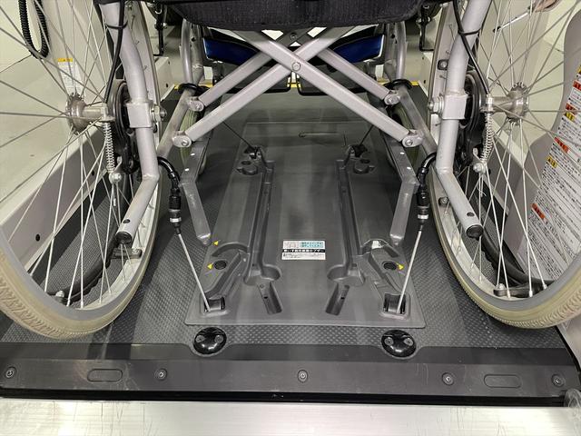 レジアスエースバン 　福祉車両・電動リフター・２台積・１０人乗・Ｂタイプ・トヨタセーフティセンス・左電動スライドドア・ＴＶ・ナビ・左オートステップ・キーレス・ＰＶガラス・アシストグリップ・ストレッチャー乗車カノウ・禁煙車（17枚目）