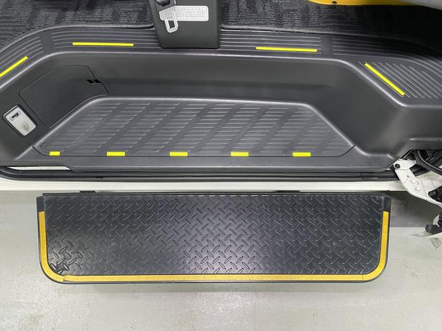 レジアスエースバン 　福祉車両・電動リフター・２台積・１０人乗・Ｂタイプ・トヨタセーフティセンス・左電動スライドドア・ＴＶ・ナビ・左オートステップ・キーレス・ＰＶガラス・アシストグリップ・ストレッチャー乗車カノウ・禁煙車（19枚目）