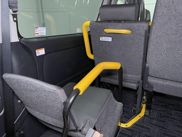 レジアスエースバン 　福祉車両・電動リフター・２台積・１０人乗・Ｂタイプ・トヨタセーフティセンス・左電動スライドドア・ＴＶ・ナビ・左オートステップ・キーレス・ＰＶガラス・アシストグリップ・ストレッチャー乗車カノウ・禁煙車（27枚目）