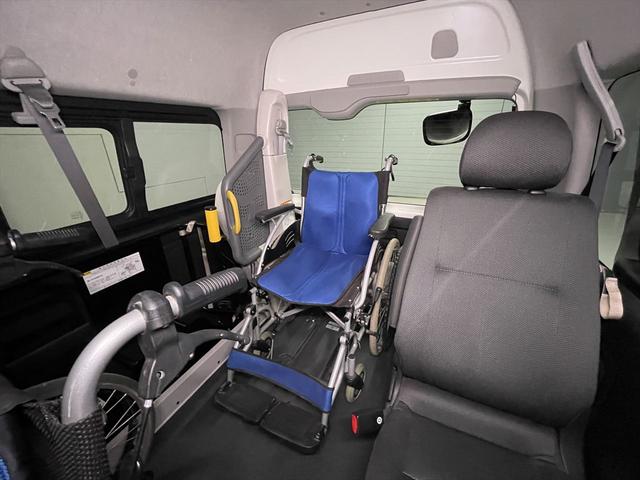 レジアスエースバン 　福祉車両・電動リフター・２台積・１０人乗・Ｂタイプ・トヨタセーフティセンス・左電動スライドドア・ＴＶ・ナビ・左オートステップ・キーレス・ＰＶガラス・アシストグリップ・ストレッチャー乗車カノウ・禁煙車（30枚目）