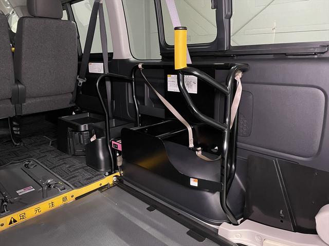 レジアスエースバン 　福祉車両・電動リフター・２台積・１０人乗・Ｂタイプ・トヨタセーフティセンス・左電動スライドドア・ＴＶ・ナビ・左オートステップ・キーレス・ＰＶガラス・アシストグリップ・ストレッチャー乗車カノウ・禁煙車（31枚目）