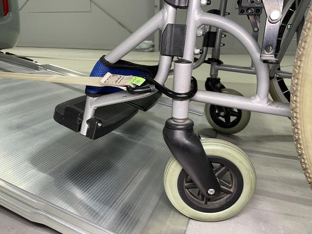 シエンタ 　１．５Ｘ　福祉車両・手動スロープ・１台積・５人乗・走行４１６Ｋ・タイプ１・セカンドシート付・トヨタセーフティセンス・純正ＴＶ・ナビ・Ｂモニター・純正１２インチ後席モニター・左電動スライドドア・ＩＣＳ（9枚目）