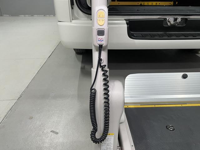 レジアスエースコミューター コミュータータイプ福祉車両・電動リフター・4台積・9人乗・走行83千K・Dタイプ・左オートステップ・アシストグリップ・キーレス・CDオーディオ・ストレッチャー乗車カノウ・電動車イス固定装置4台・禁煙車(7枚目)