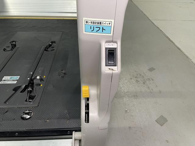 レジアスエースコミューター コミュータータイプ福祉車両・電動リフター・4台積・9人乗・走行83千K・Dタイプ・左オートステップ・アシストグリップ・キーレス・CDオーディオ・ストレッチャー乗車カノウ・電動車イス固定装置4台・禁煙車(9枚目)