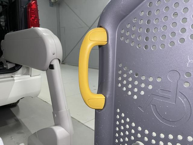 レジアスエースコミューター コミュータータイプ福祉車両・電動リフター・4台積・9人乗・走行83千K・Dタイプ・左オートステップ・アシストグリップ・キーレス・CDオーディオ・ストレッチャー乗車カノウ・電動車イス固定装置4台・禁煙車(11枚目)