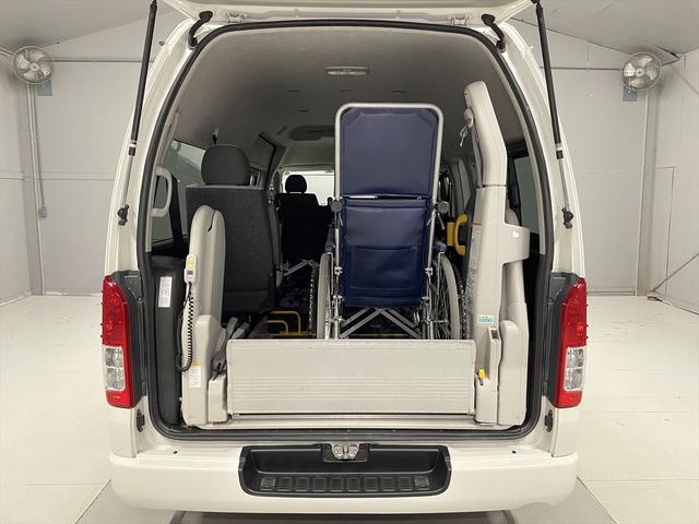 レジアスエースコミューター コミュータータイプ福祉車両・電動リフター・4台積・9人乗・走行83千K・Dタイプ・左オートステップ・アシストグリップ・キーレス・CDオーディオ・ストレッチャー乗車カノウ・電動車イス固定装置4台・禁煙車(15枚目)