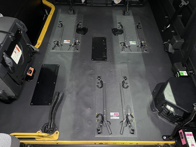 レジアスエースコミューター コミュータータイプ福祉車両・電動リフター・4台積・9人乗・走行83千K・Dタイプ・左オートステップ・アシストグリップ・キーレス・CDオーディオ・ストレッチャー乗車カノウ・電動車イス固定装置4台・禁煙車(17枚目)
