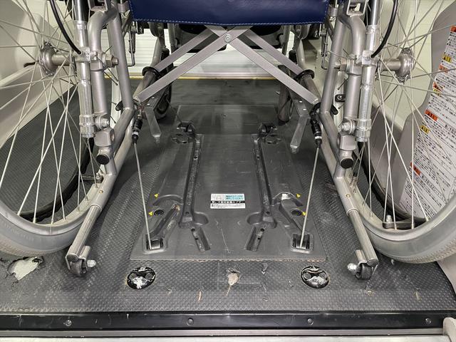 レジアスエースコミューター コミュータータイプ福祉車両・電動リフター・4台積・9人乗・走行83千K・Dタイプ・左オートステップ・アシストグリップ・キーレス・CDオーディオ・ストレッチャー乗車カノウ・電動車イス固定装置4台・禁煙車(19枚目)