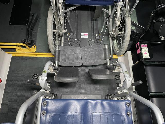 レジアスエースコミューター コミュータータイプ福祉車両・電動リフター・4台積・9人乗・走行83千K・Dタイプ・左オートステップ・アシストグリップ・キーレス・CDオーディオ・ストレッチャー乗車カノウ・電動車イス固定装置4台・禁煙車(21枚目)