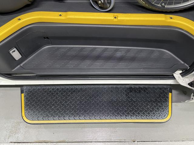 レジアスエースコミューター コミュータータイプ福祉車両・電動リフター・4台積・9人乗・走行83千K・Dタイプ・左オートステップ・アシストグリップ・キーレス・CDオーディオ・ストレッチャー乗車カノウ・電動車イス固定装置4台・禁煙車(25枚目)