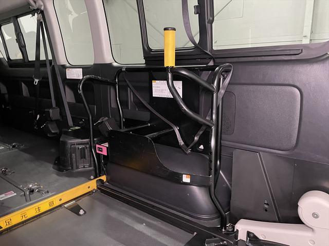 レジアスエースコミューター コミュータータイプ福祉車両・電動リフター・4台積・9人乗・走行83千K・Dタイプ・左オートステップ・アシストグリップ・キーレス・CDオーディオ・ストレッチャー乗車カノウ・電動車イス固定装置4台・禁煙車(27枚目)