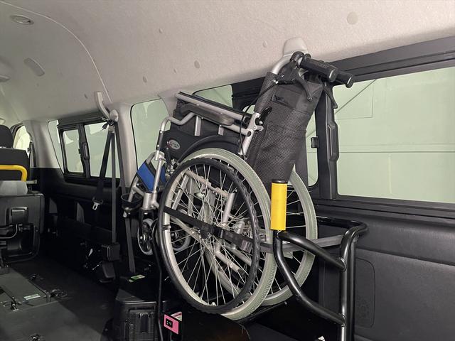 レジアスエースコミューター コミュータータイプ福祉車両・電動リフター・4台積・9人乗・走行83千K・Dタイプ・左オートステップ・アシストグリップ・キーレス・CDオーディオ・ストレッチャー乗車カノウ・電動車イス固定装置4台・禁煙車(28枚目)