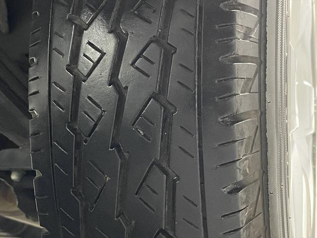 レジアスエースコミューター コミュータータイプ福祉車両・電動リフター・4台積・9人乗・走行83千K・Dタイプ・左オートステップ・アシストグリップ・キーレス・CDオーディオ・ストレッチャー乗車カノウ・電動車イス固定装置4台・禁煙車(51枚目)