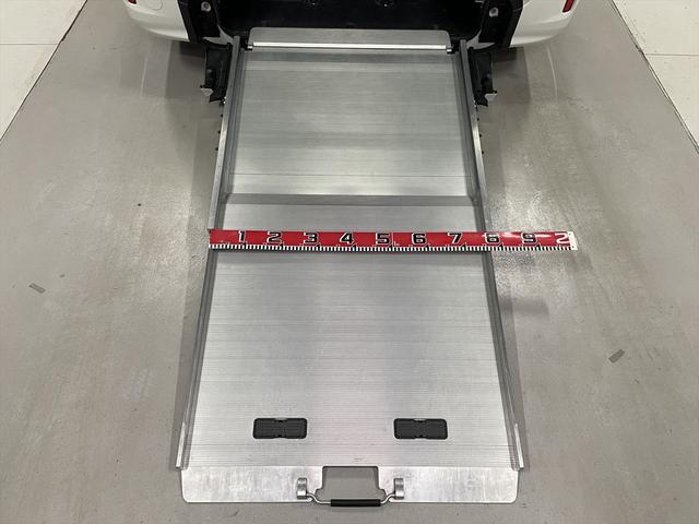 プラチナ保証付きのお車は、安心の２４時間３６５日全国対応ロードサービス付き！保証費用は本体価格込みです。介護タクシーやデイサービスの事業用車両も、もしもの時に安心。